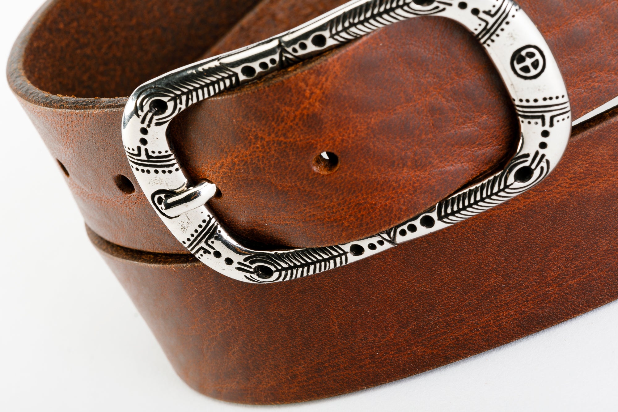 Cintura Unisex in Vero Cuoio - CINTURA DAKOTA by TAFTIK – Fibbia in Palladio Ipoallergenica, Dettagli Etnici ed Eleganza. In 2 Varianti Colore. Altezza cm.3,5