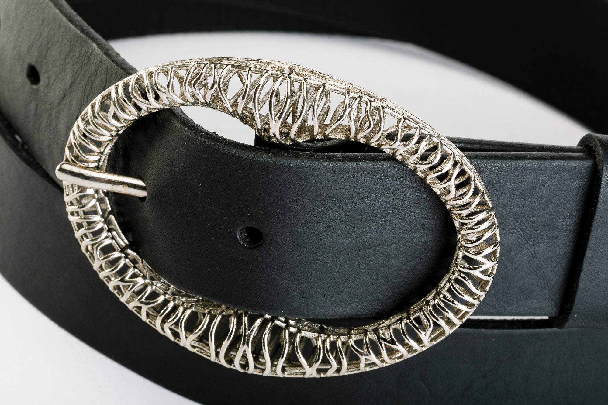 Cintura Donna in Vero Cuoio Ingrassato color nero - CINTURA OASIS by TAFTIK - Fibbia Ipoallergenica. Eleganza Artigianale con Tecnologia 3D. Altezza cm 3,5.