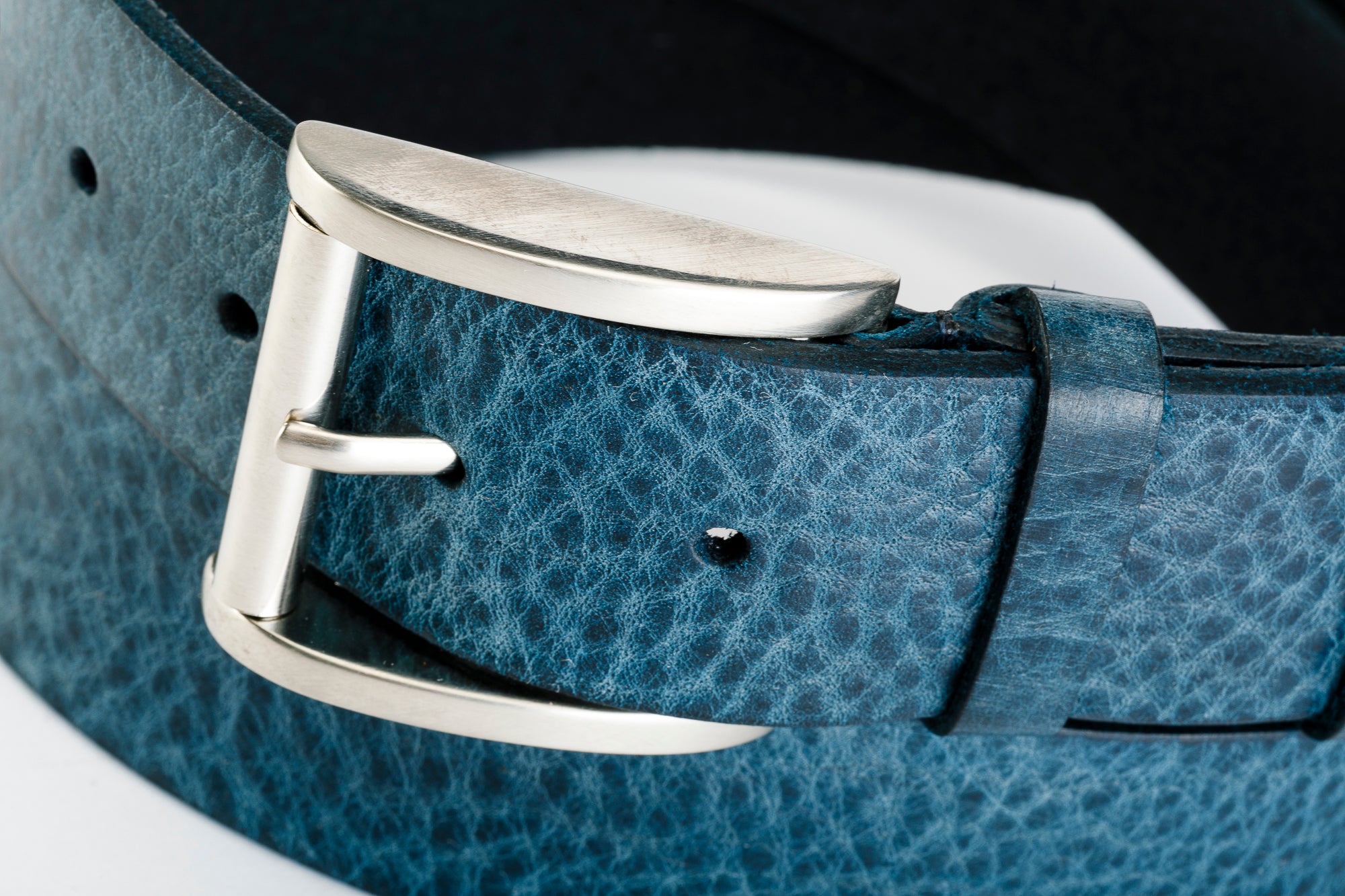 Cintura Unisex in Vero Cuoio Alaska finitura a cera - CINTURA PASSION BRASS by TAFTIK – Fibbia Ottone con finitura Acciaio Satinato Ipoallergenica. Eleganza Duratura, la finitura a cera intensifica il colore nel tempo. In 4 Varianti Colore. Altezza cm.4