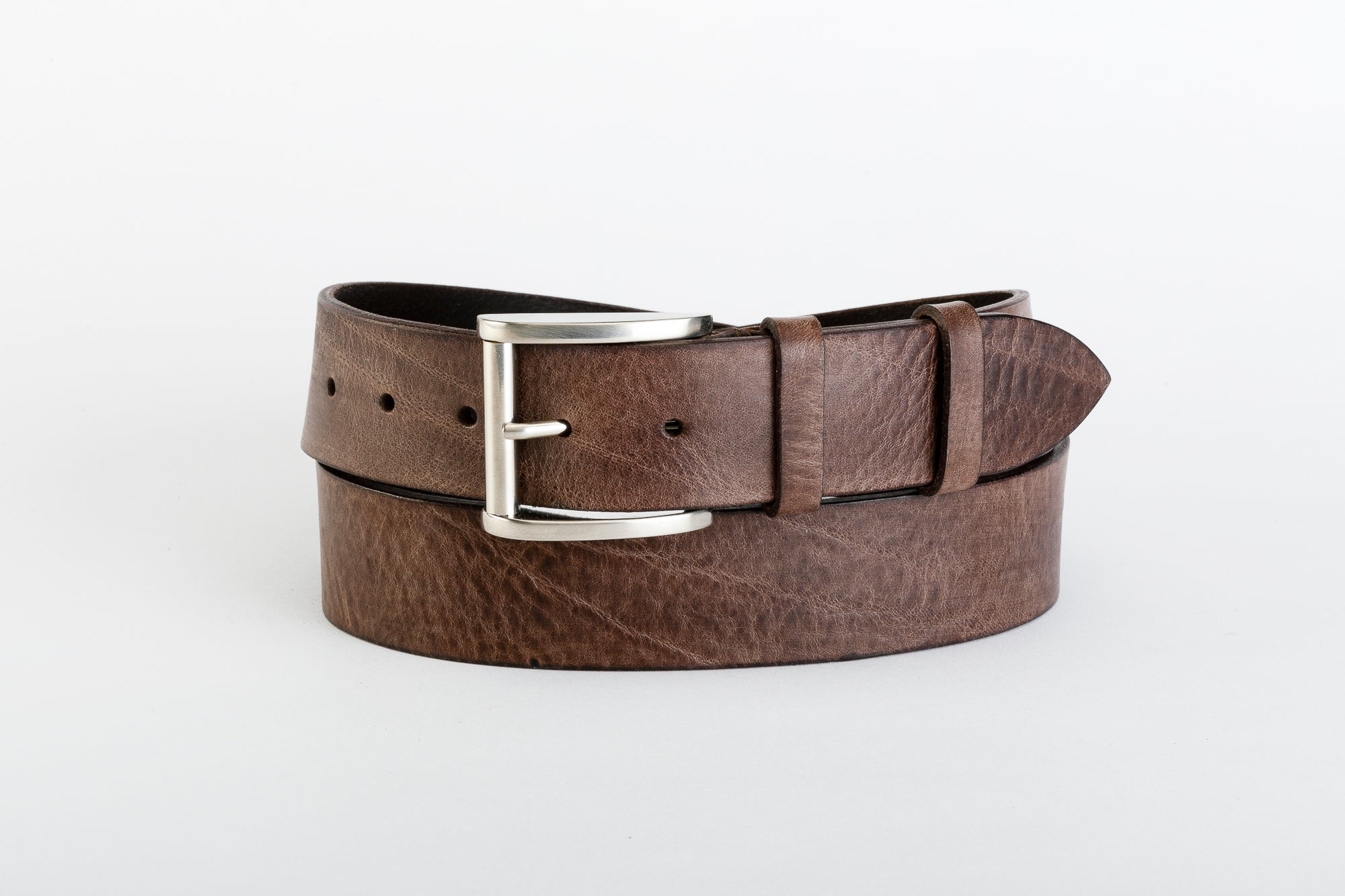 Cintura Unisex in Vero Cuoio Alaska finitura a cera - CINTURA PASSION BRASS by TAFTIK – Fibbia Ottone con finitura Acciaio Satinato Ipoallergenica. Eleganza Duratura, la finitura a cera intensifica il colore nel tempo. In 4 Varianti Colore. Altezza cm.4