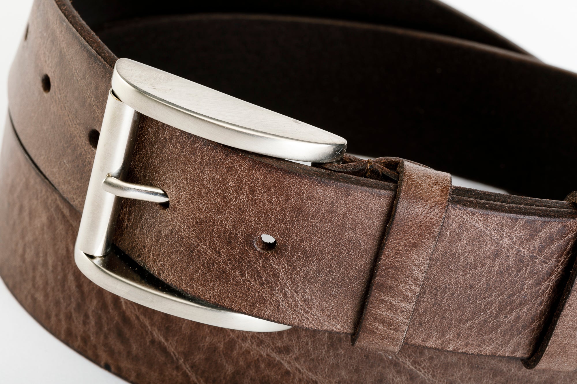 Cintura Unisex in Vero Cuoio Alaska finitura a cera - CINTURA PASSION BRASS by TAFTIK – Fibbia Ottone con finitura Acciaio Satinato Ipoallergenica. Eleganza Duratura, la finitura a cera intensifica il colore nel tempo. In 4 Varianti Colore. Altezza cm.4