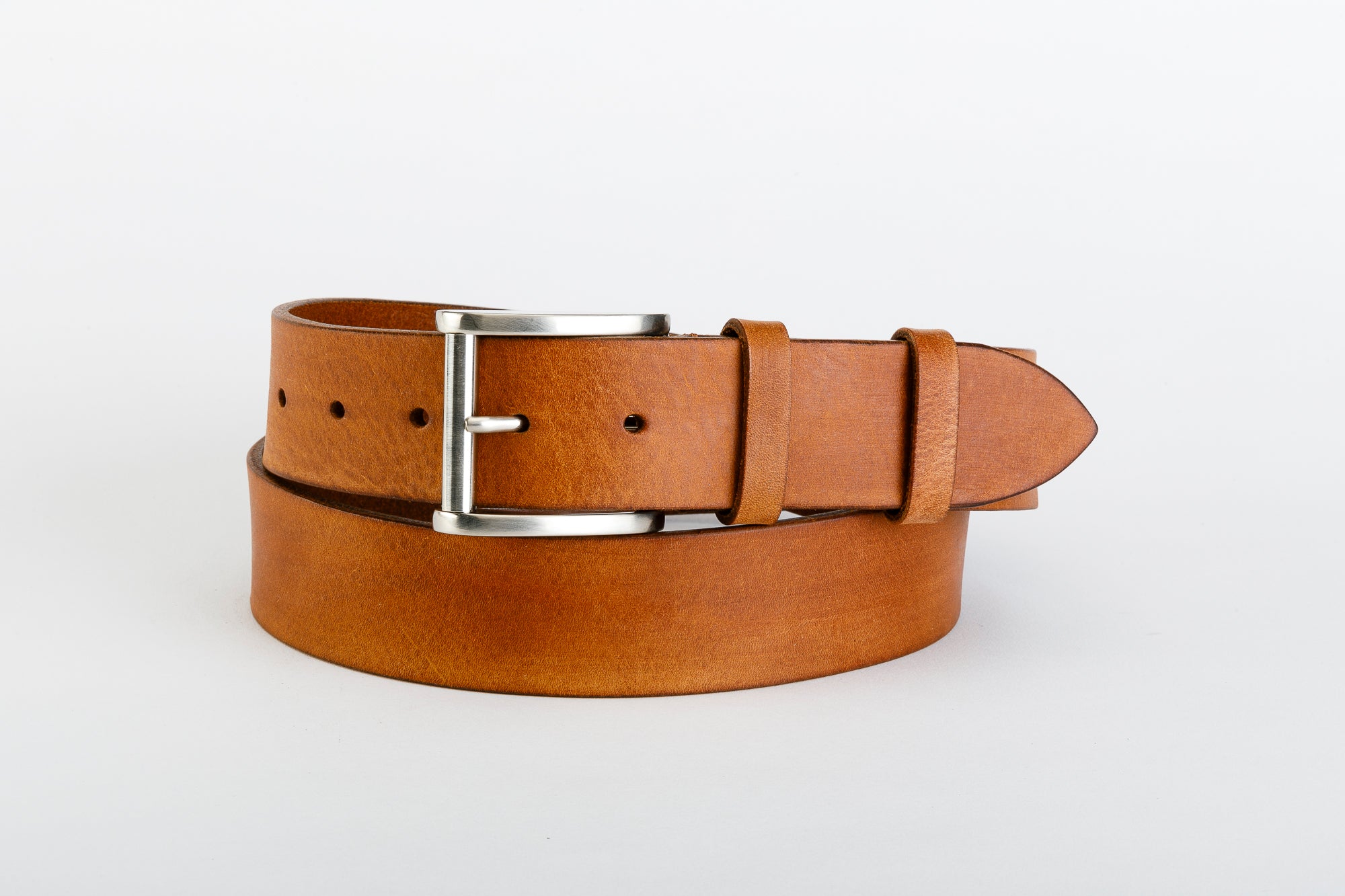 Cintura Unisex in Vero Cuoio Alaska finitura a cera - CINTURA PASSION BRASS by TAFTIK – Fibbia Ottone con finitura Acciaio Satinato Ipoallergenica. Eleganza Duratura, la finitura a cera intensifica il colore nel tempo. In 4 Varianti Colore. Altezza cm.4