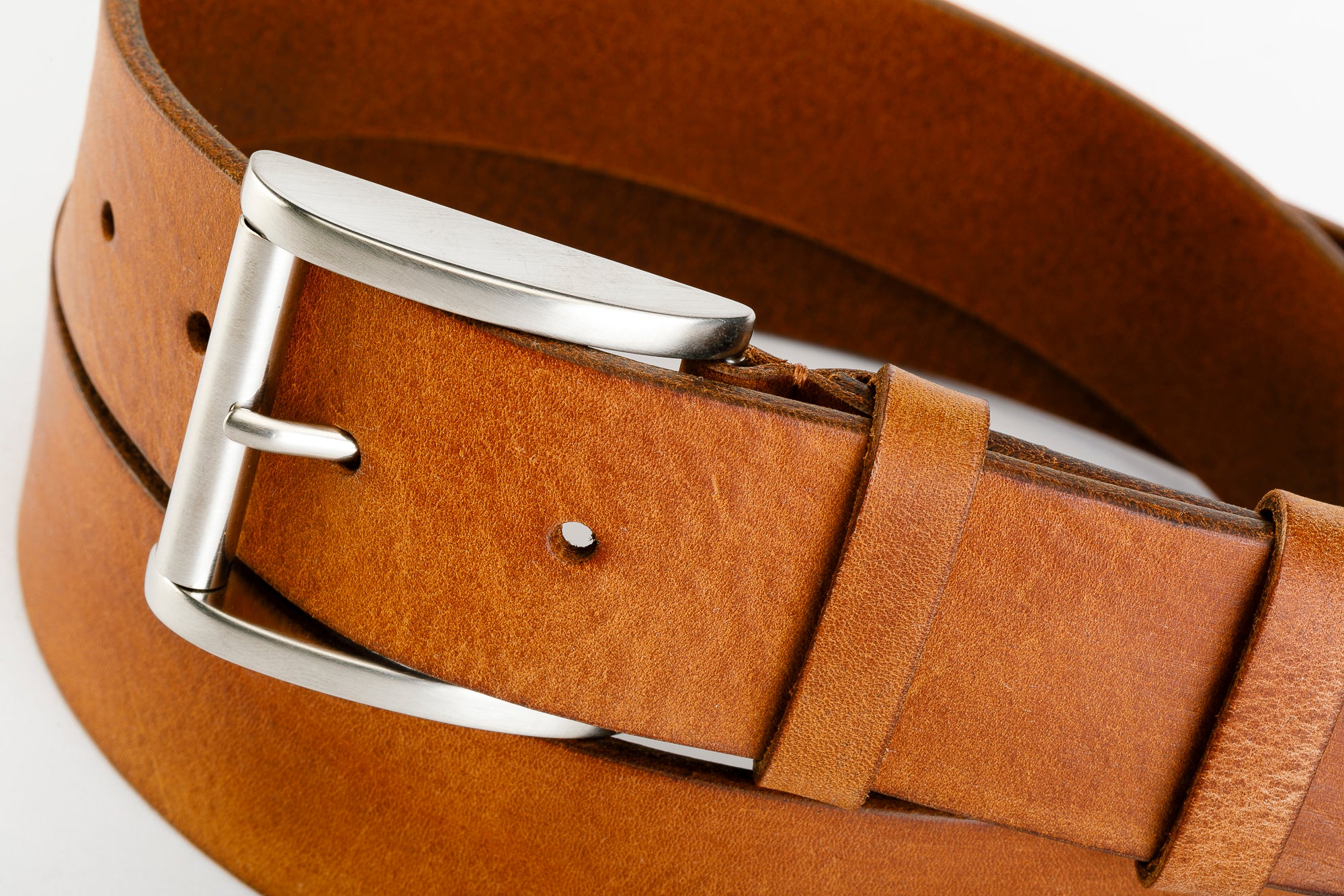 Cintura Unisex in Vero Cuoio Alaska finitura a cera - CINTURA PASSION BRASS by TAFTIK – Fibbia Ottone con finitura Acciaio Satinato Ipoallergenica. Eleganza Duratura, la finitura a cera intensifica il colore nel tempo. In 4 Varianti Colore. Altezza cm.4