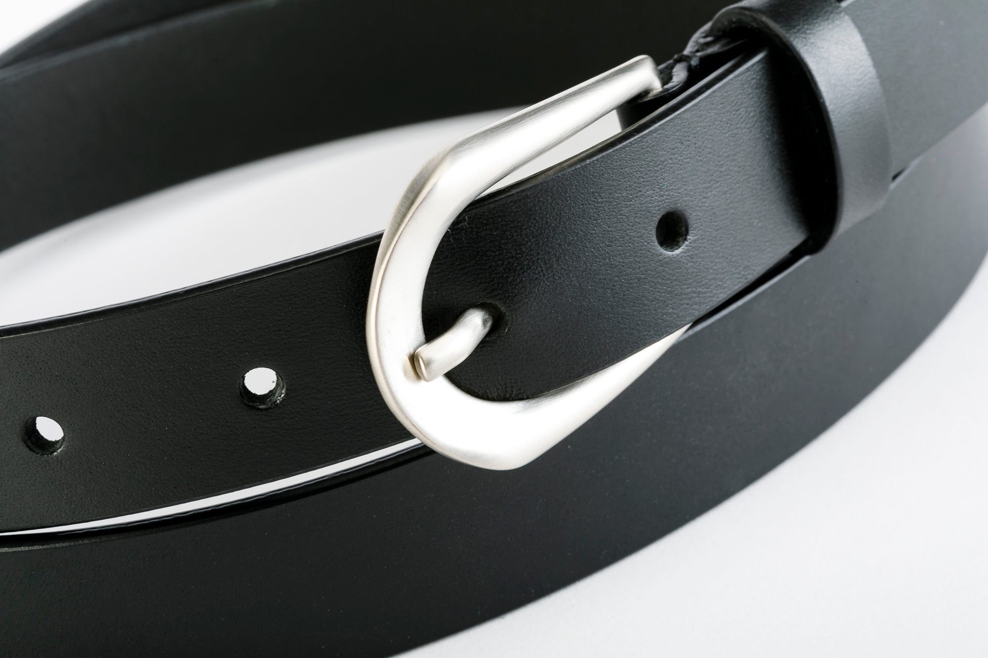 Cintura Unisex in Vero Cuoio Spazzolato Domino color nero - CINTURA CHARME by TAFTIK – Eleganza Minimal. Fibbia in Ottone con finitura Acciaio Satinato Ipoallergenica. Altezza cm. 2,5