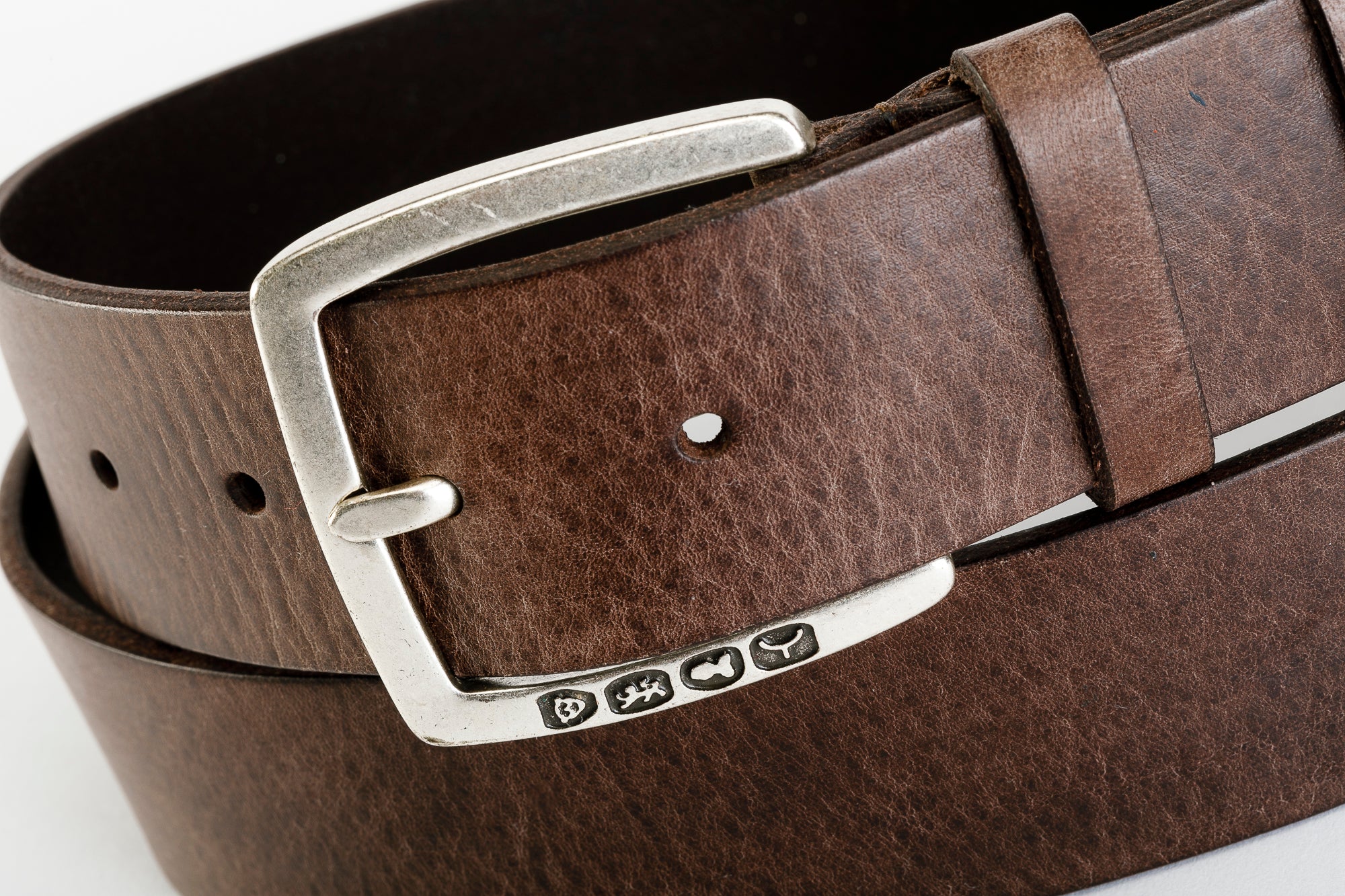 Cintura Unisex Vero Cuoio - CINTURA HIP HUGGER by TAFTIK – Eleganza Hipster con Fibbia Argento Antico Punzonata e Finitura a Cera. Un accessorio che si evolve con te: la finitura a cera intensifica il colore nel tempo. In 4 Varianti Colore. Altezza cm.4