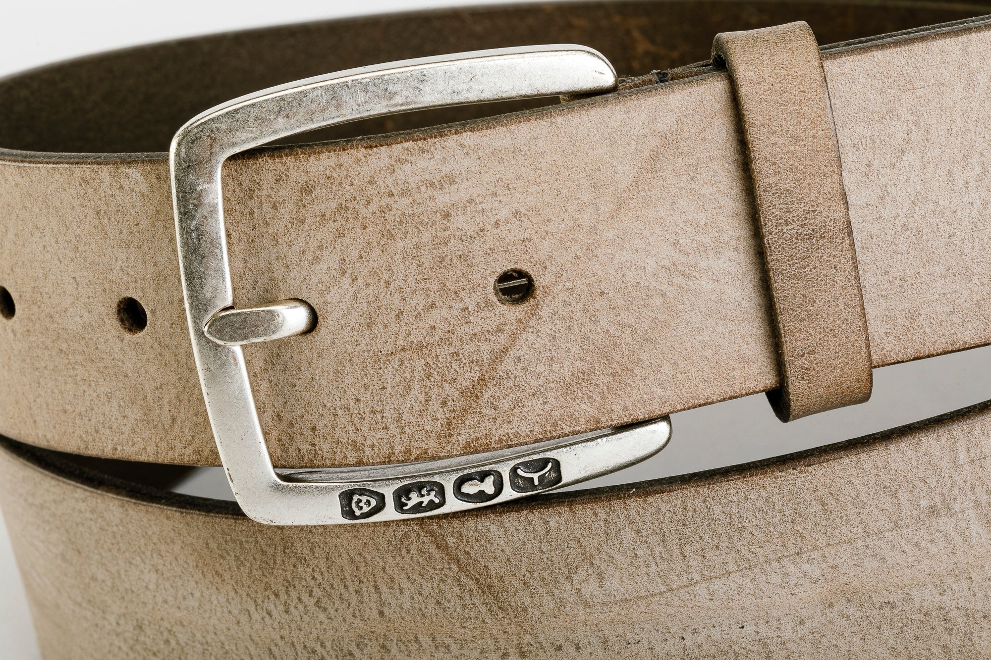 Cintura Unisex Vero Cuoio - CINTURA HIP HUGGER by TAFTIK – Eleganza Hipster con Fibbia Argento Antico Punzonata e Finitura a Cera. Un accessorio che si evolve con te: la finitura a cera intensifica il colore nel tempo. In 4 Varianti Colore. Altezza cm.4