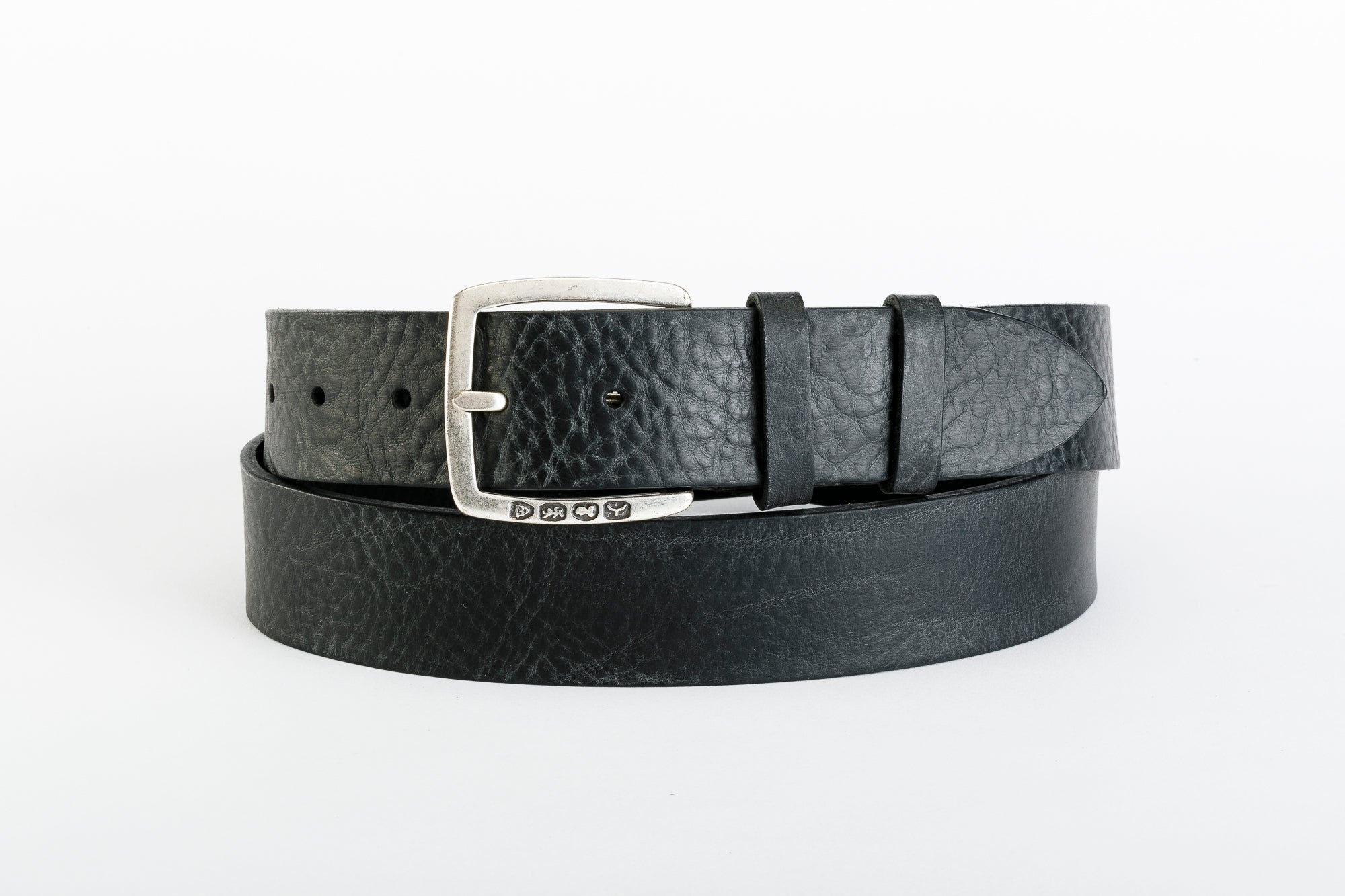 Cintura Unisex Vero Cuoio - CINTURA HIP HUGGER by TAFTIK – Eleganza Hipster con Fibbia Argento Antico Punzonata e Finitura a Cera. Un accessorio che si evolve con te: la finitura a cera intensifica il colore nel tempo. In 4 Varianti Colore. Altezza cm.4