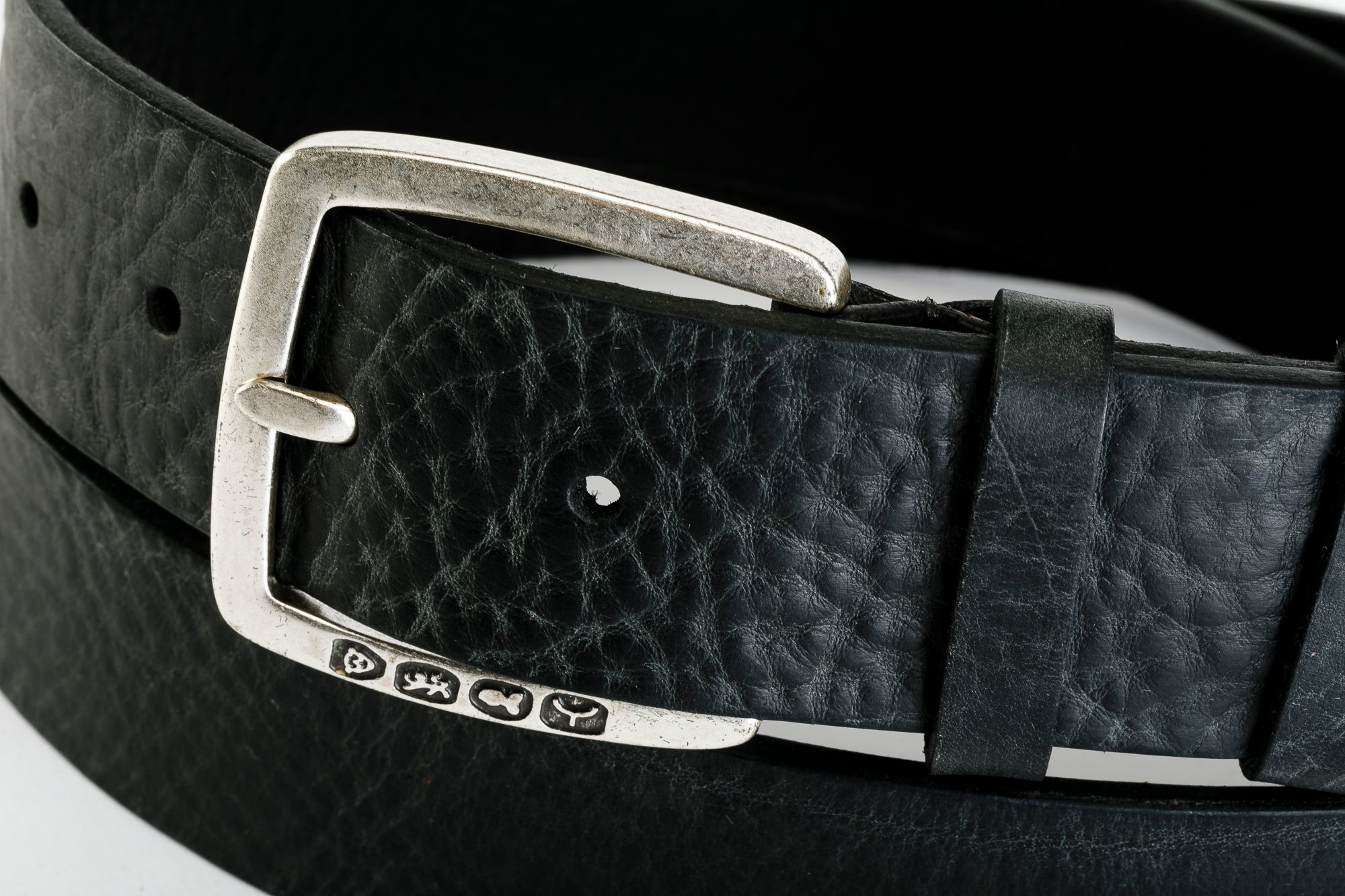 Cintura Unisex Vero Cuoio - CINTURA HIP HUGGER by TAFTIK – Eleganza Hipster con Fibbia Argento Antico Punzonata e Finitura a Cera. Un accessorio che si evolve con te: la finitura a cera intensifica il colore nel tempo. In 4 Varianti Colore. Altezza cm.4