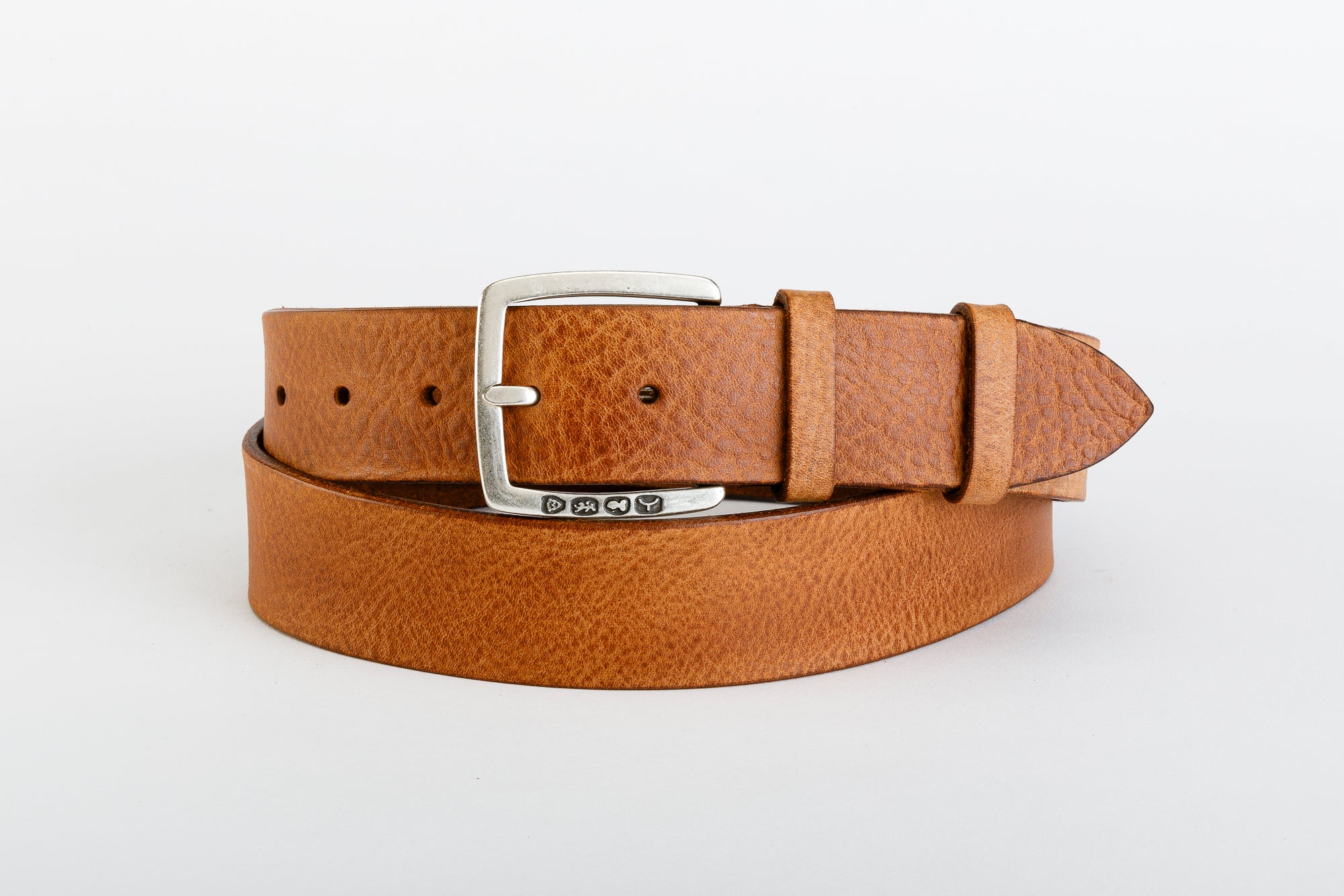 Cintura Unisex Vero Cuoio - CINTURA HIP HUGGER by TAFTIK – Eleganza Hipster con Fibbia Argento Antico Punzonata e Finitura a Cera. Un accessorio che si evolve con te: la finitura a cera intensifica il colore nel tempo. In 4 Varianti Colore. Altezza cm.4