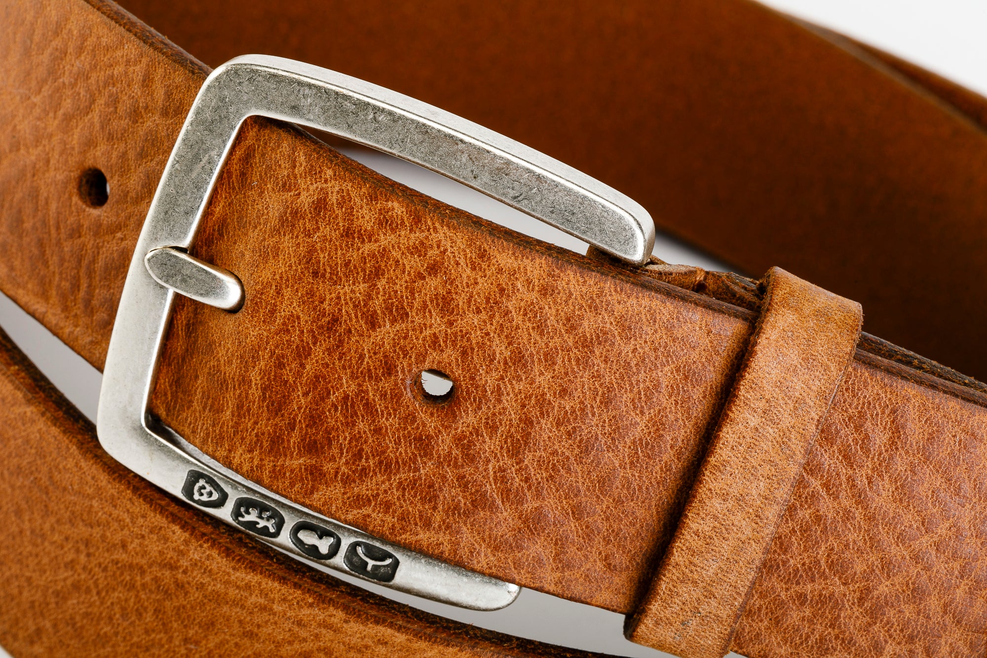 Cintura Unisex Vero Cuoio - CINTURA HIP HUGGER by TAFTIK – Eleganza Hipster con Fibbia Argento Antico Punzonata e Finitura a Cera. Un accessorio che si evolve con te: la finitura a cera intensifica il colore nel tempo. In 4 Varianti Colore. Altezza cm.4