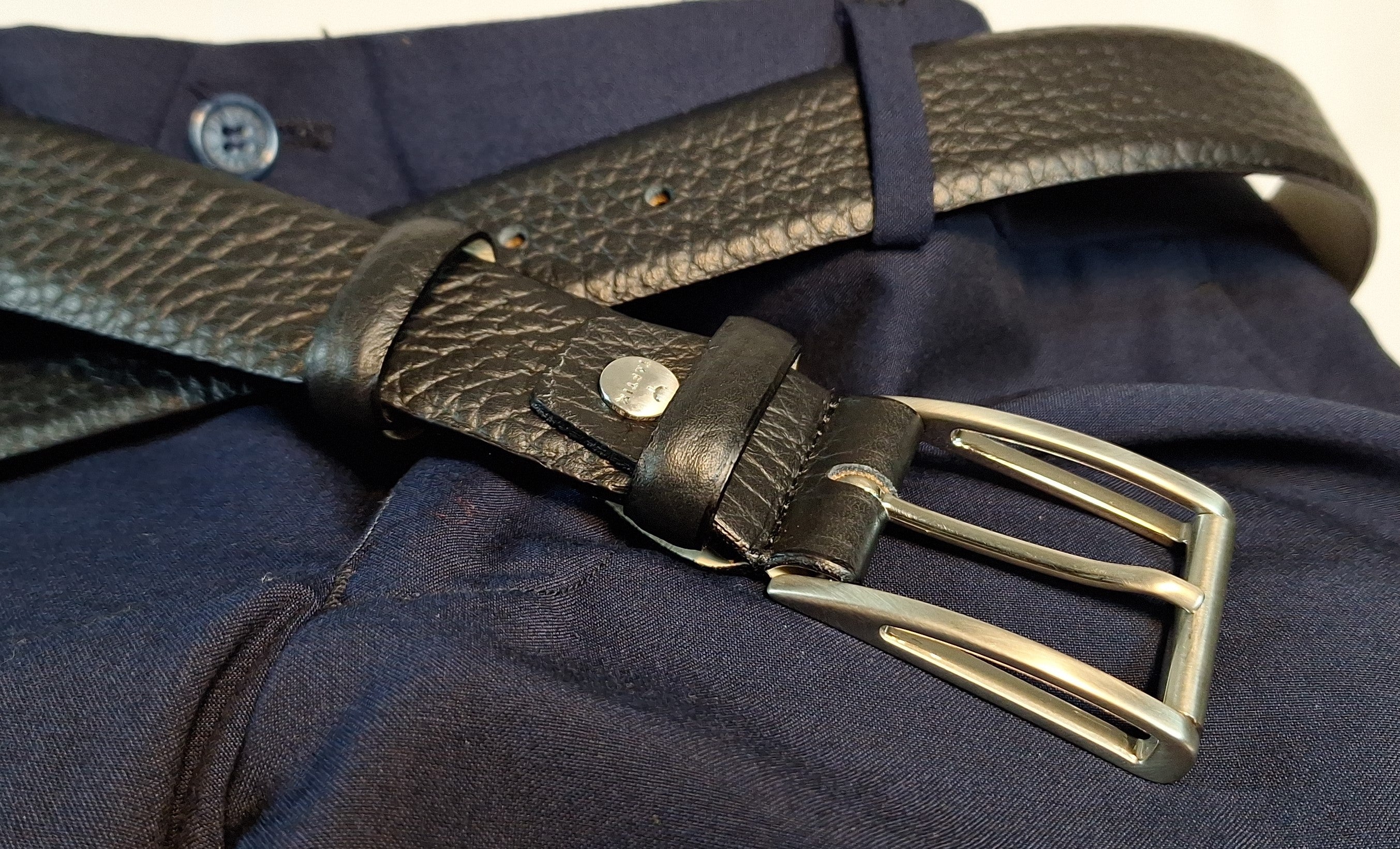 Cintura Uomo in Vera Pelle Primo Fiore e Fodera Nabuk - CINTURA DANDY by TAFTIK – Fibbia in Ottone con finitura Acciaio Satinato Ipoallergenica. Eleganza giovane e versatile in 3 Varianti Colore. Altezza cm.3,5.