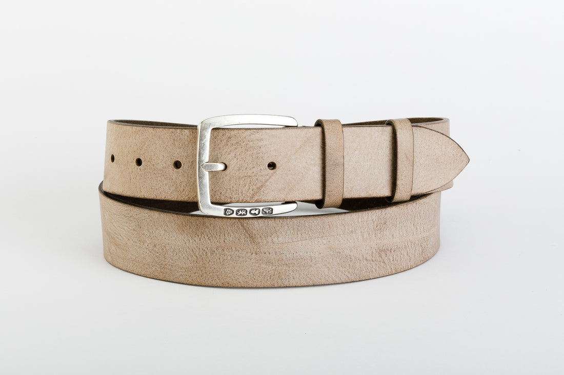 Cintura Unisex Vero Cuoio - CINTURA HIP HUGGER by TAFTIK – Eleganza Hipster con Fibbia Argento Antico Punzonata e Finitura a Cera. Un accessorio che si evolve con te: la finitura a cera intensifica il colore nel tempo. In 4 Varianti Colore. Altezza cm.4