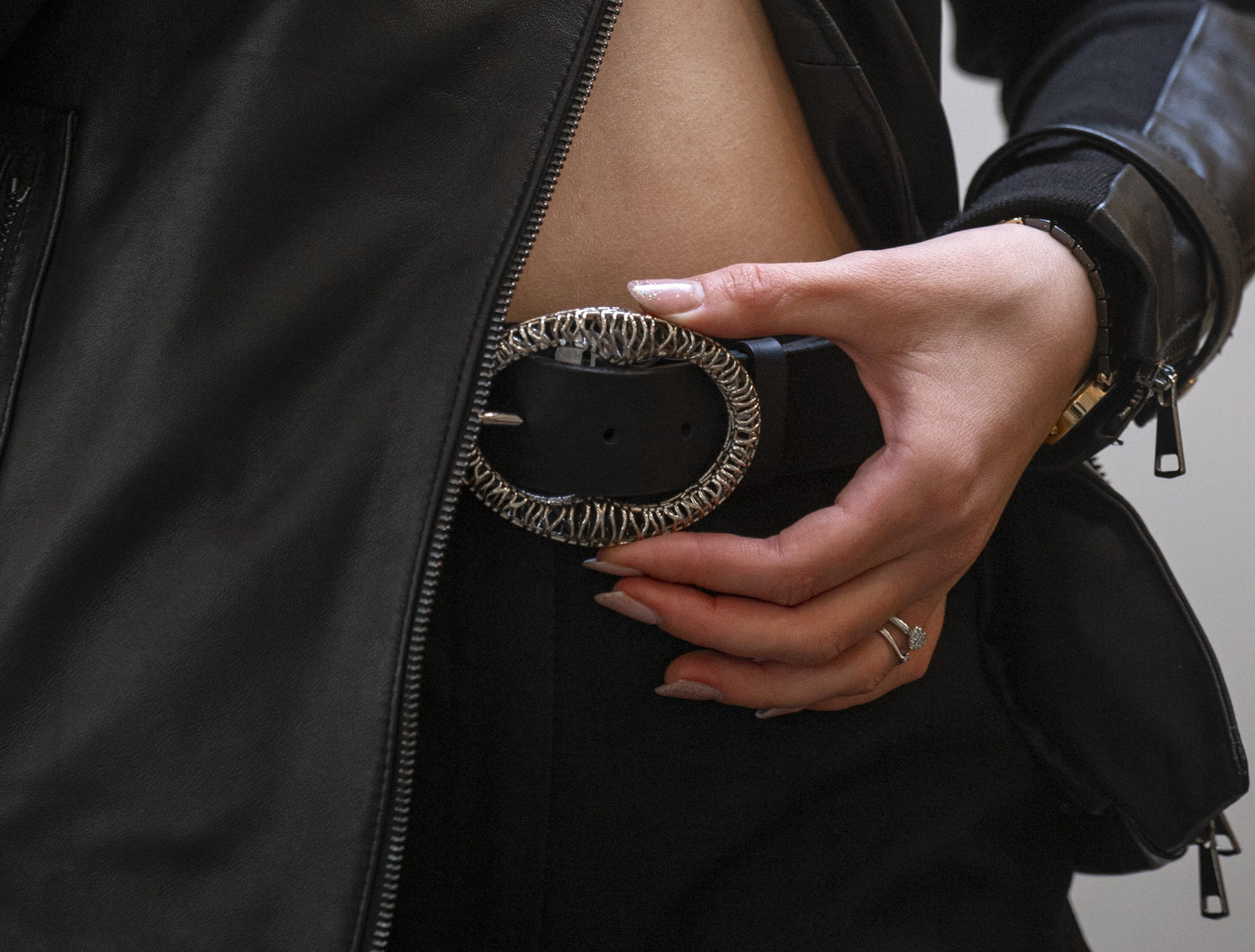 Cintura Donna in Vero Cuoio Ingrassato color nero - CINTURA OASIS by TAFTIK - Fibbia Ipoallergenica. Eleganza Artigianale con Tecnologia 3D. Altezza cm 3,5.