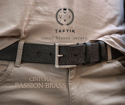 Cintura Unisex in Vero Cuoio Alaska finitura a cera - CINTURA PASSION BRASS by TAFTIK – Fibbia Ottone con finitura Acciaio Satinato Ipoallergenica. Eleganza Duratura, la finitura a cera intensifica il colore nel tempo. In 4 Varianti Colore. Altezza cm.4