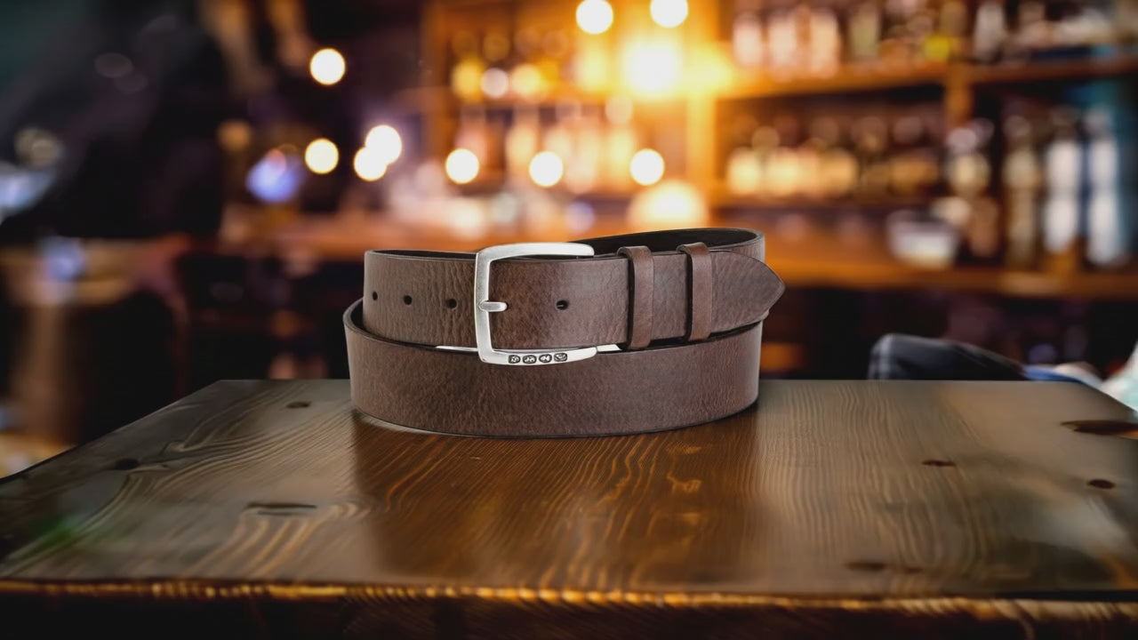 Cintura Unisex Vero Cuoio - CINTURA HIP HUGGER by TAFTIK – Eleganza Hipster con Fibbia Argento Antico Punzonata e Finitura a Cera. Un accessorio che si evolve con te: la finitura a cera intensifica il colore nel tempo. In 4 Varianti Colore. Altezza cm.4